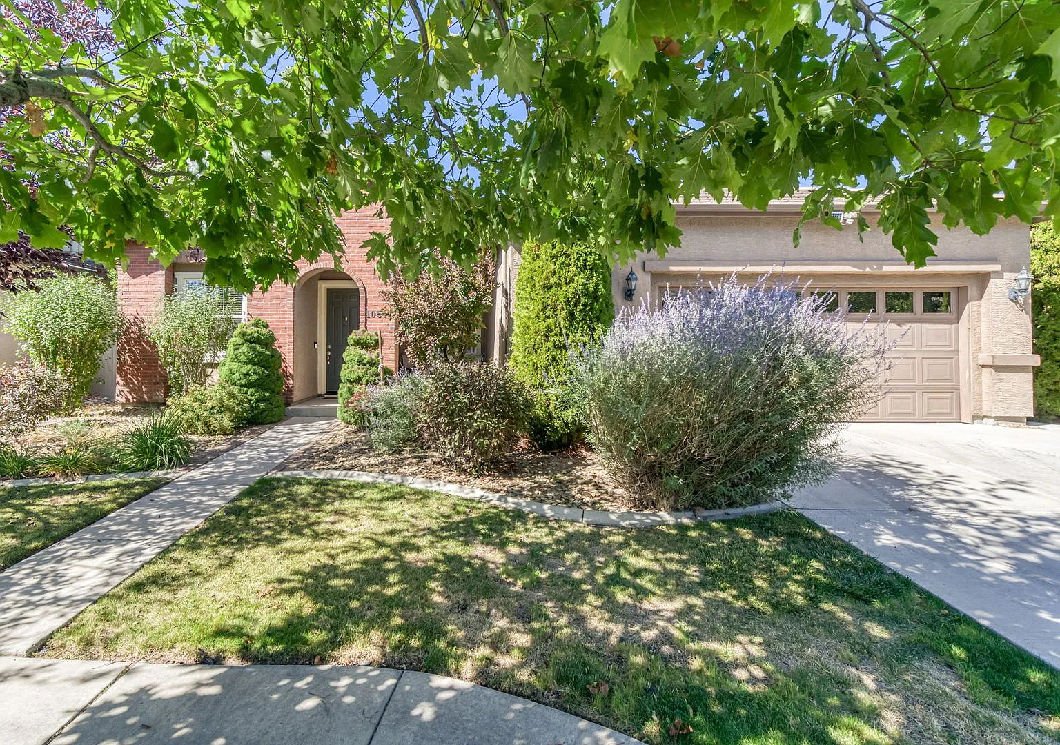 South Town Fully Furnished Home! — Photo 4