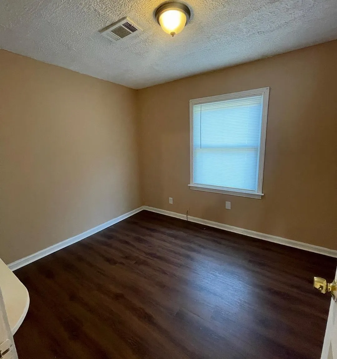 3 bed, 1100 sqft, $1,700 — Photo 4