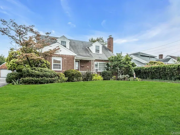 8 Fox Street, Glen Cove, NY 11542