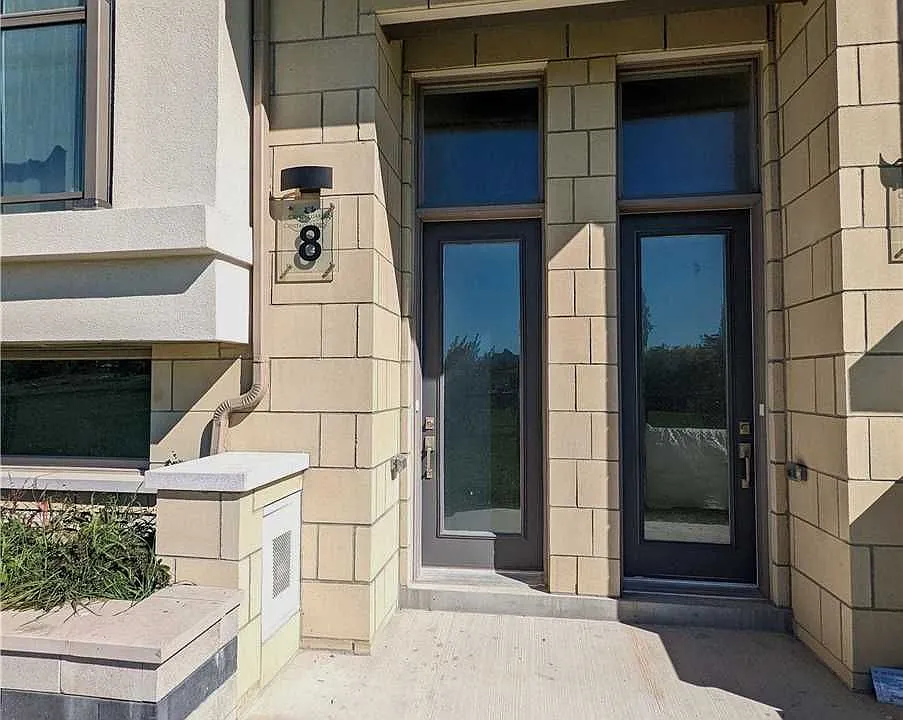 8 McClarys Way