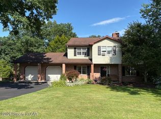 7 Downing Dr, Dallas, PA 18612