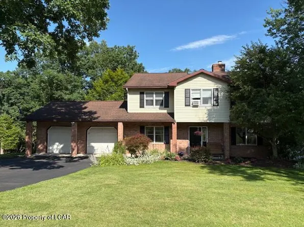7 Downing Dr, Dallas, PA 18612