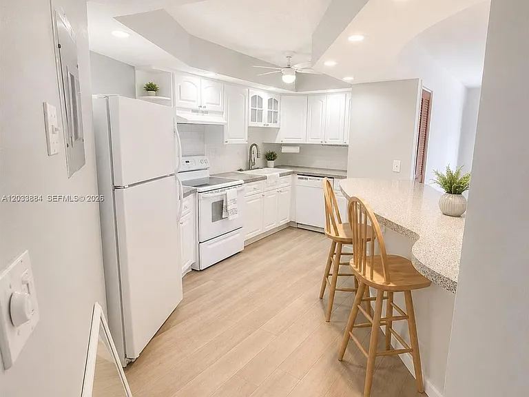 800 Parkview Dr #512 — Photo 18