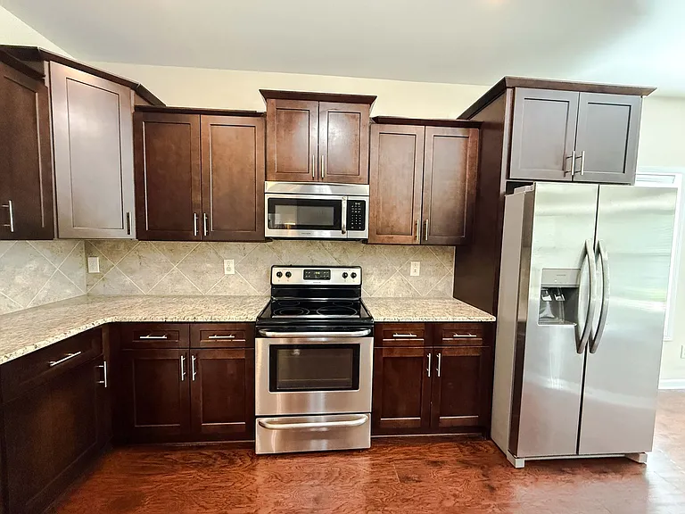 728 Roanoke Dr — Photo 4