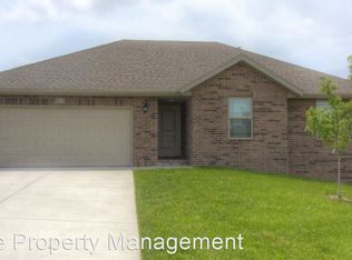 1302 W Millpond Dr, Ozark, MO 65721