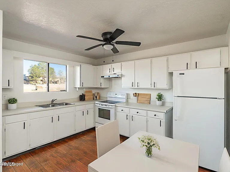4224 E Canyon Trl #B3 — Photo 1