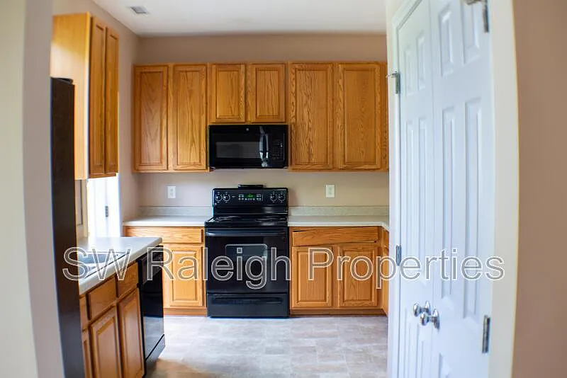 3 bed, 2.5 bath, 1851 sqft, $2,100 — Photo 4