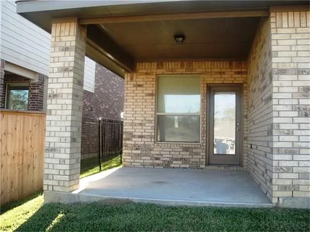 4 bed, 2.0 bath, 1959 sqft, $2,400 — Photo 4