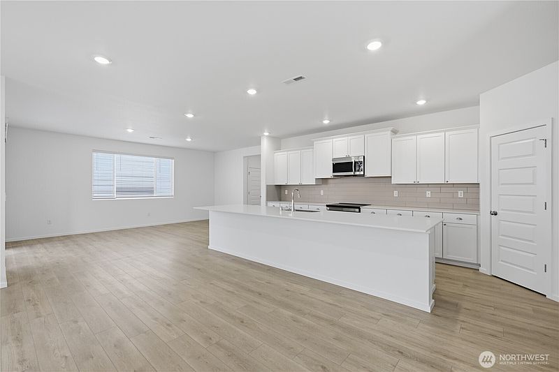 4th image of 14405 204th Avenue Ct E