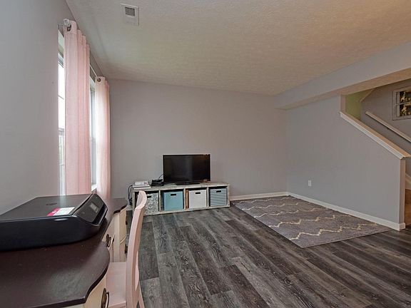 3rd image of 584 Hafton Ct