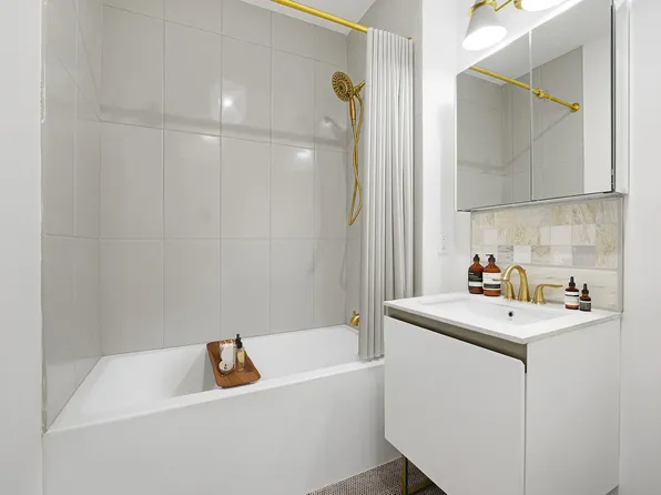 138-25 Barclay Avenue image 10 of 25