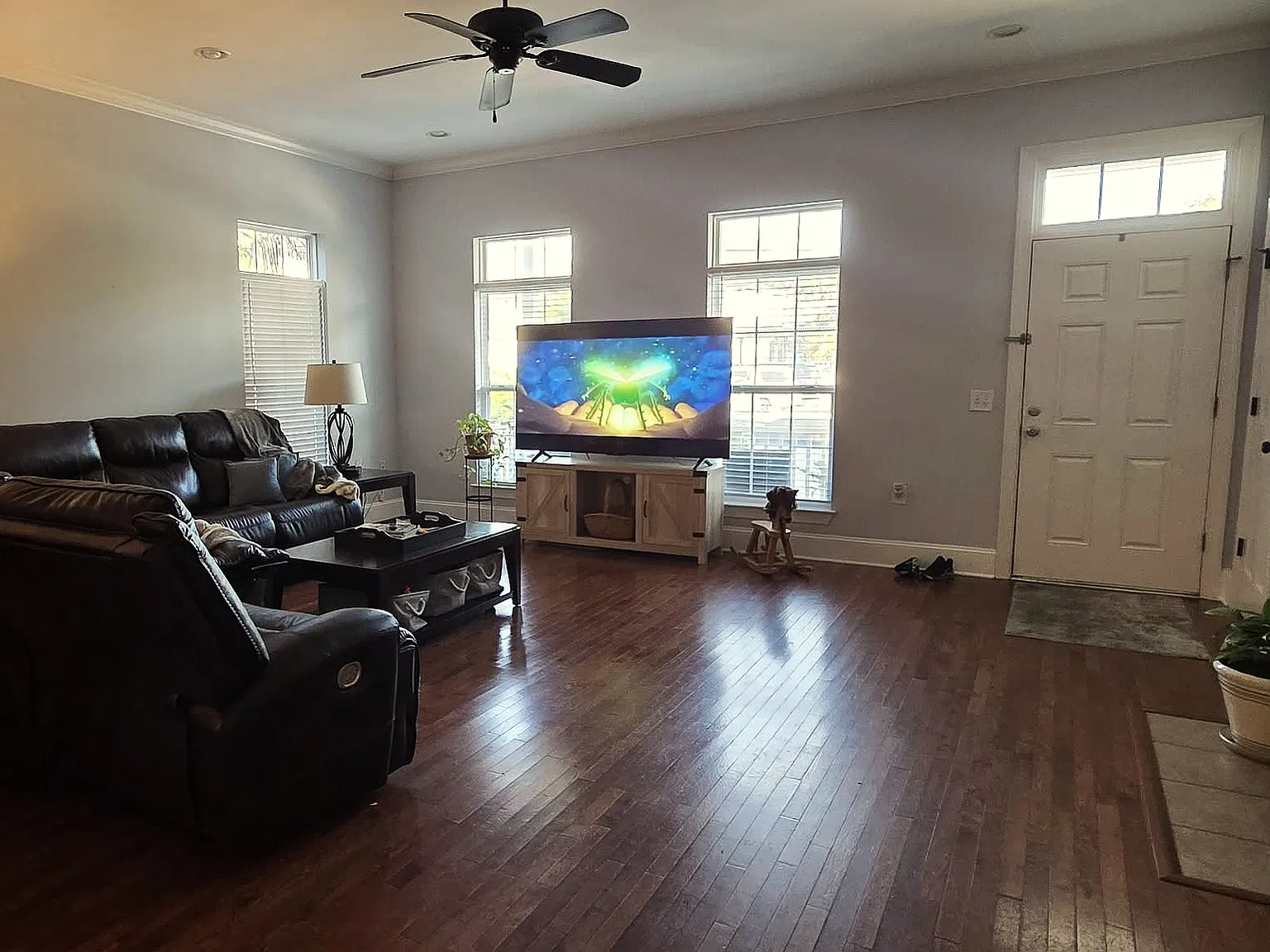 3 bed, 2.5 bath, 2200 sqft, $2,400 — Photo 2