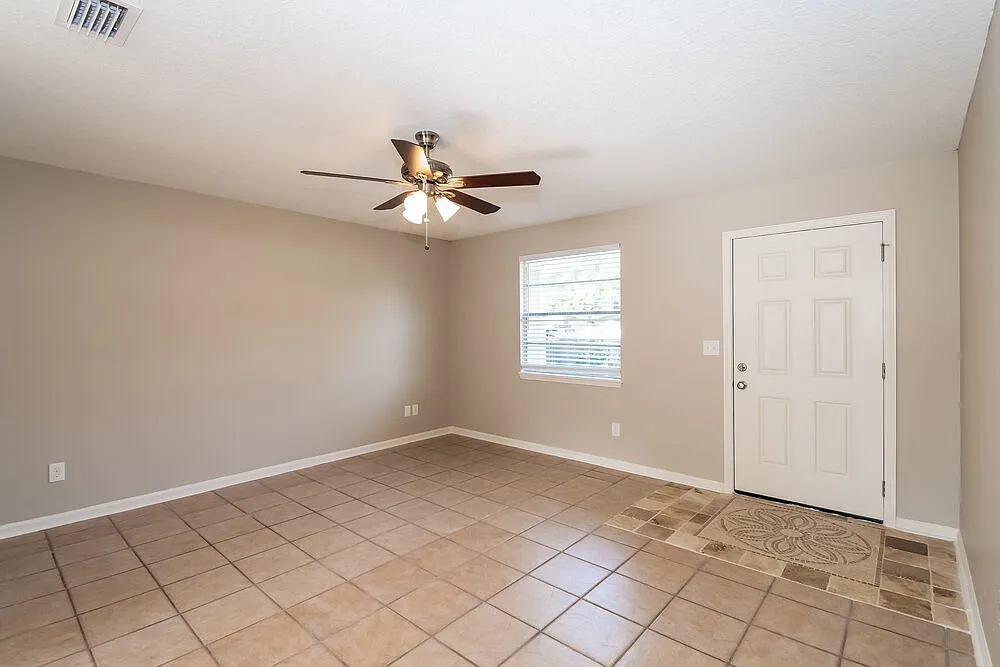 3 bed, 2.0 bath, 1393 sqft, $2,510 — Photo 3