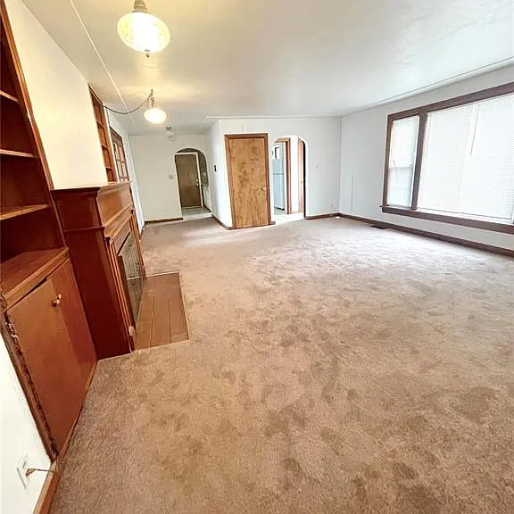1911 Foster Dr — Photo 2