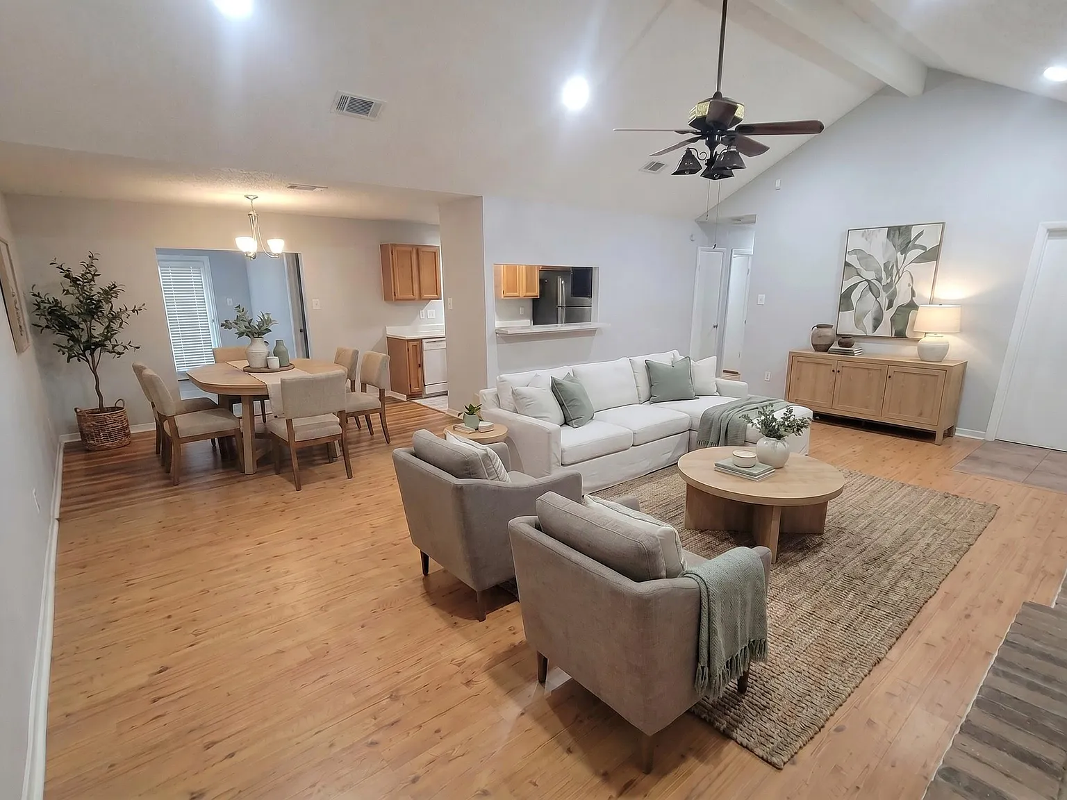 3 bed, 2.0 bath, 1600 sqft, $1,900 — Photo 3