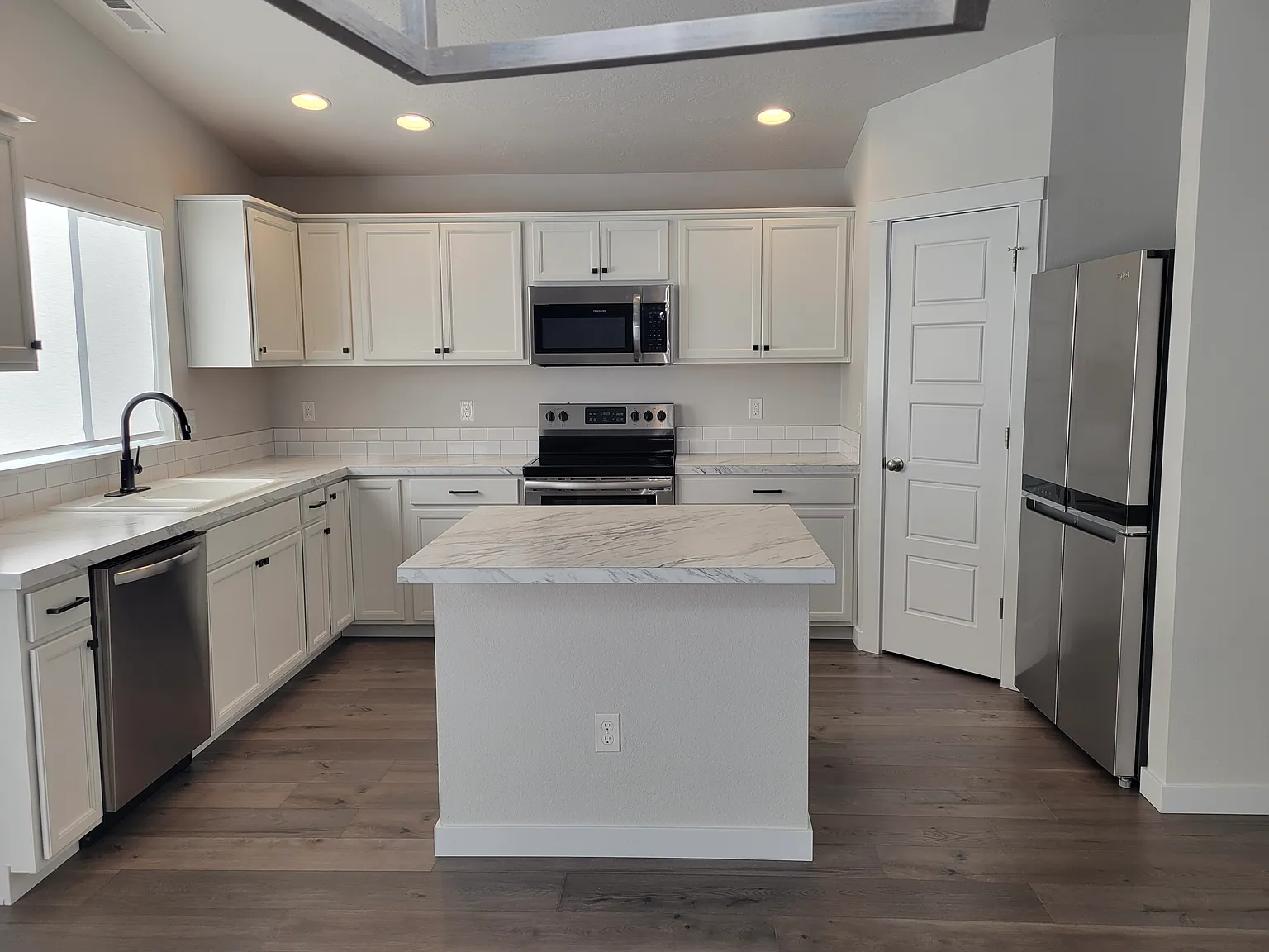 4 bed, 2023 sqft, $2,700 — Photo 2