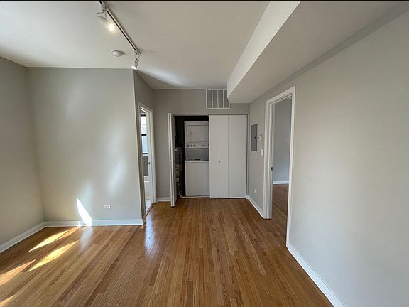 3rd image of 5454 N Sawyer Ave
