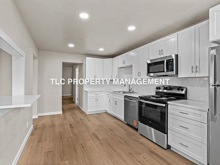 227 S 6th St — Photo 26