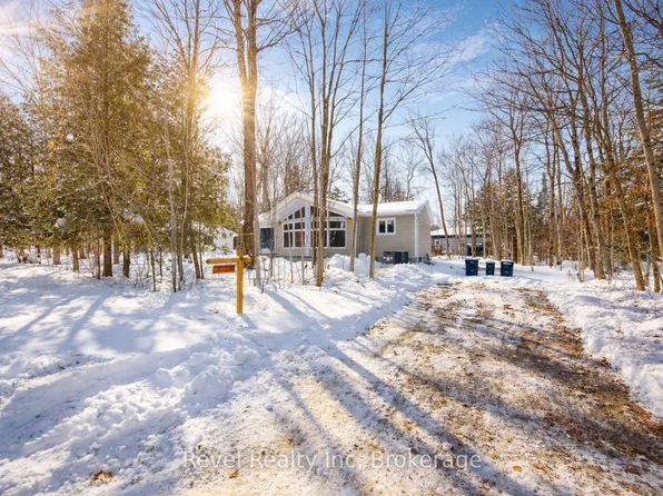 8 Manitou Cres, Tiny, ON L9M 0C6