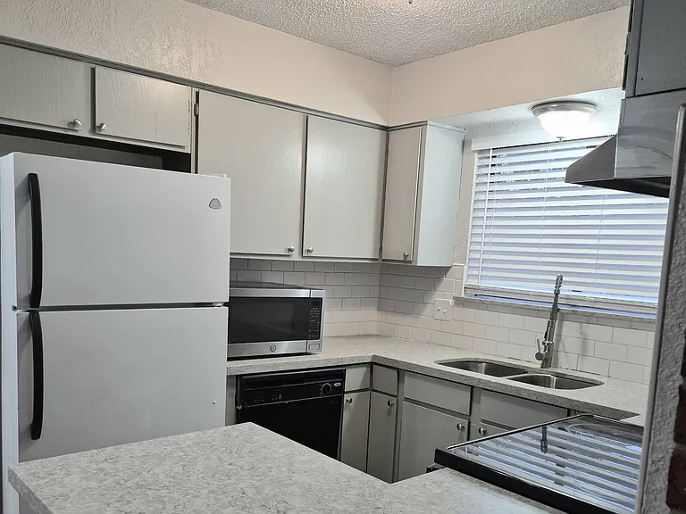 406 Matt Ln — Photo 2