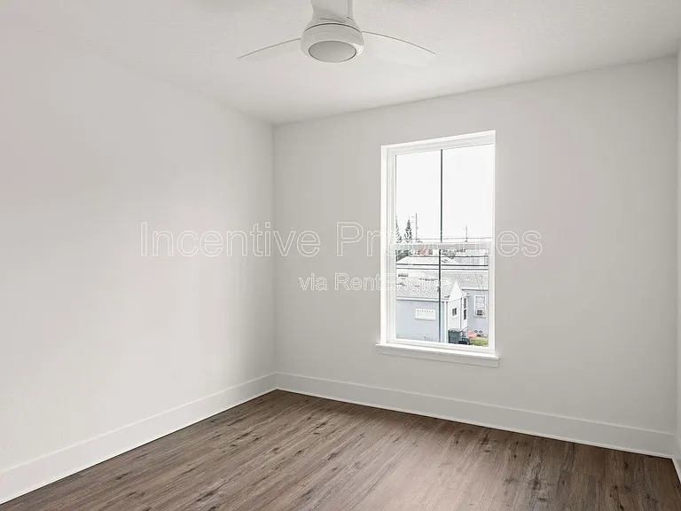 566 S Grandview Ave — Photo 19