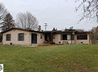 980 Falkirk Rd, Alma, MI 48801