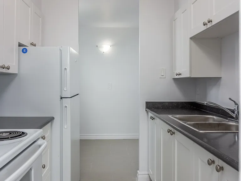1175 Dundas St W — Photo 3