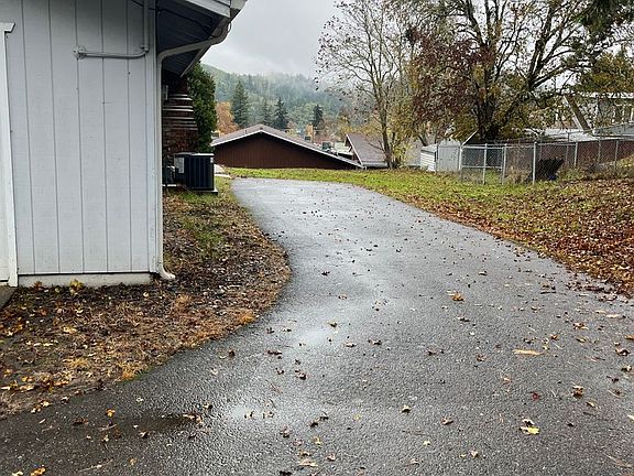 4th image of 1005 NE Orchard Dr