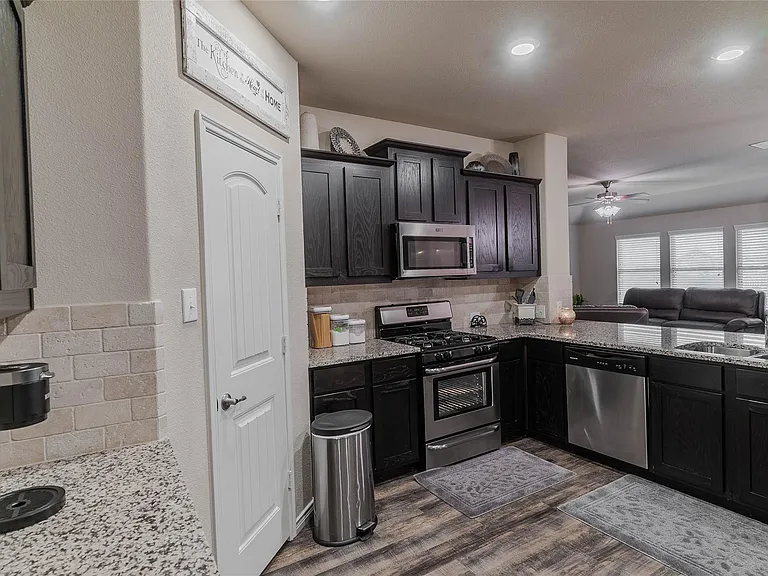 562 Jamestown Ln — Photo 13