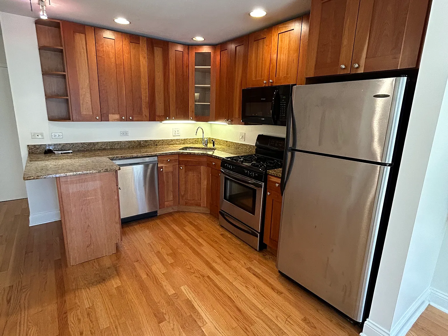 2 bed, 900 sqft, $3,200 — Photo 3