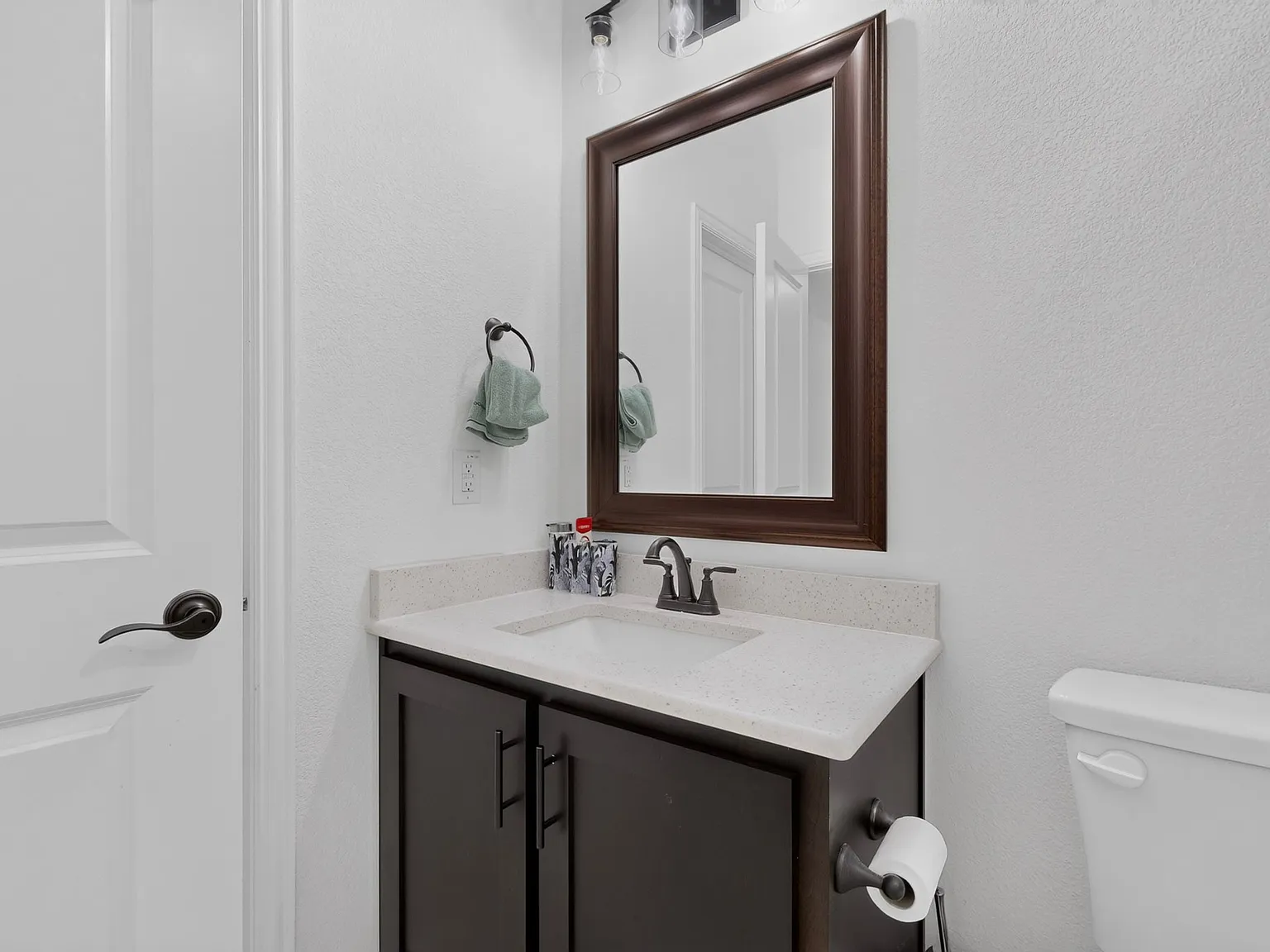 5 bed, 4.5 bath, 4410 sqft, $4,900 — Photo 2