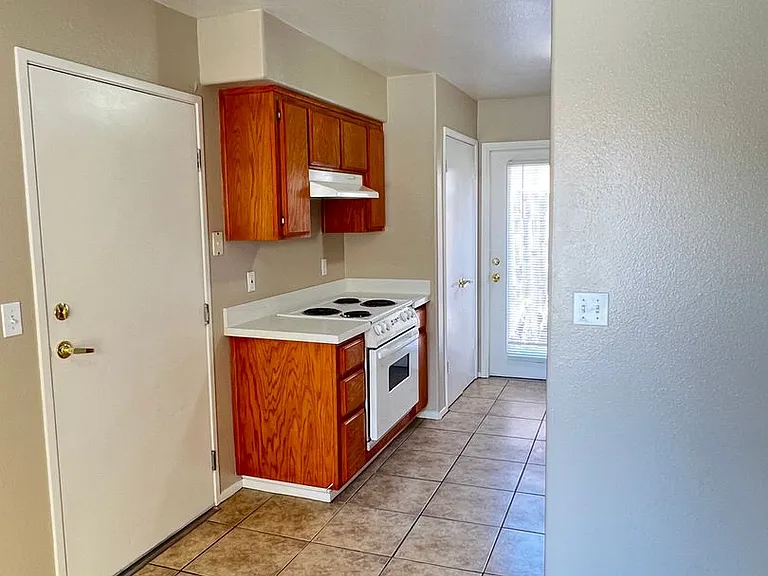 1320 Reddick Ln — Photo 7