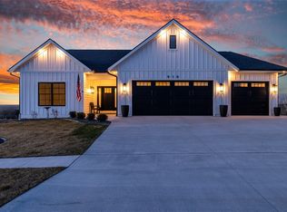 918 Lakeview Dr, Pella, IA 50219