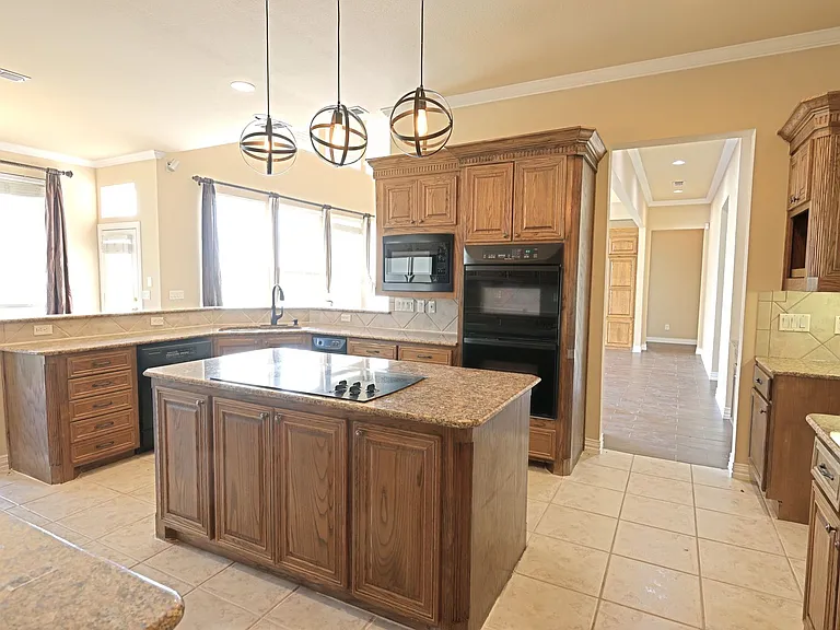 5700 FM 424 — Photo 18
