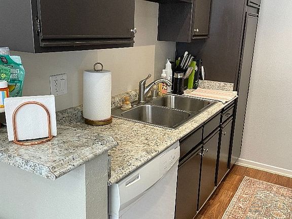 5th image of 908 S Shenandoah St APT 207