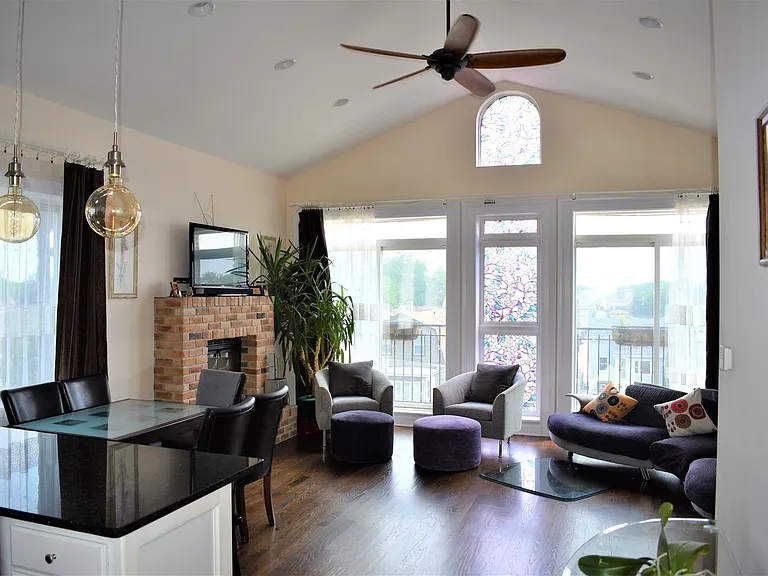 7702 W Addison St #3 — Photo 3