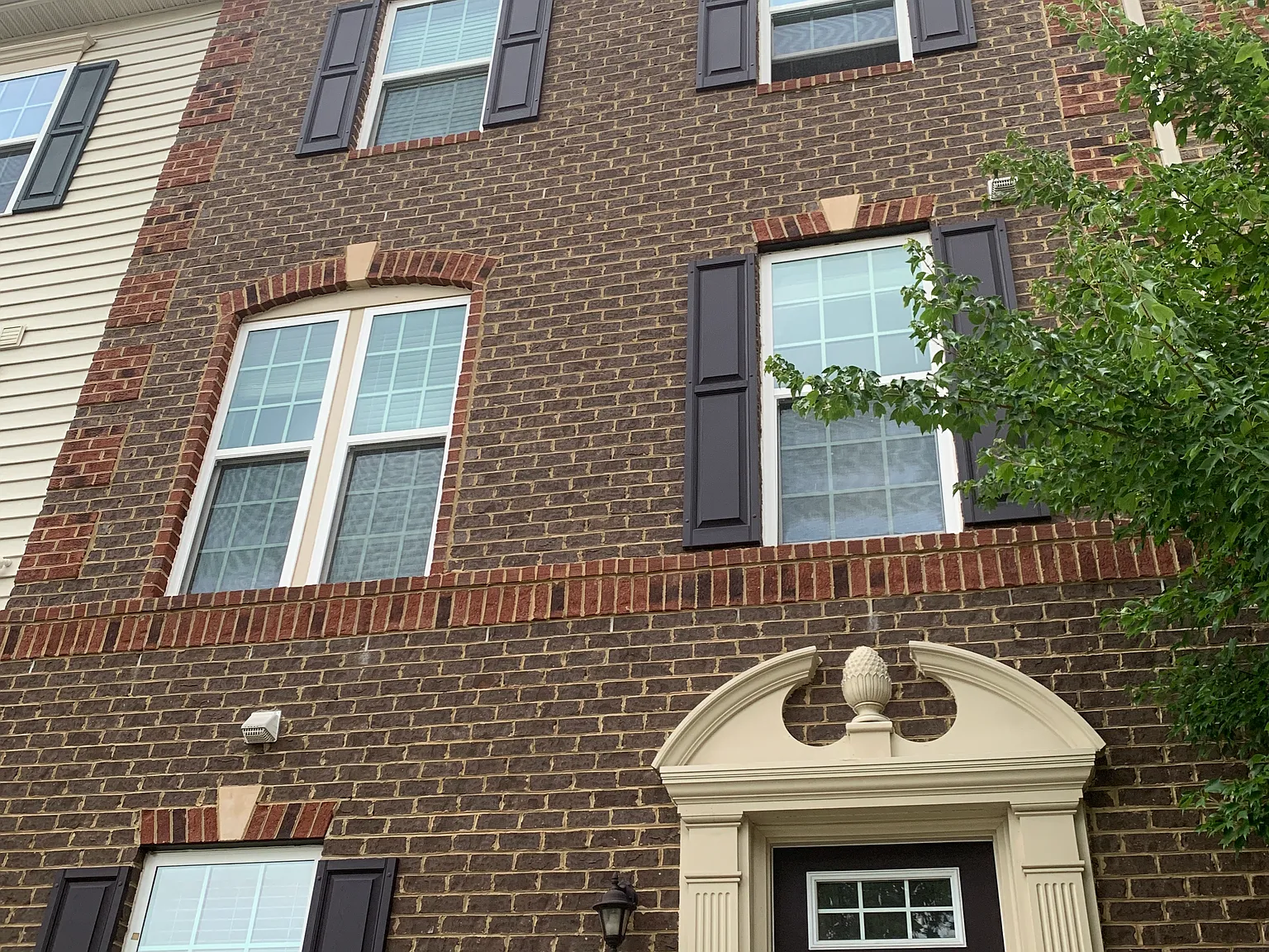 5 bed, 4.5 bath, 2520 sqft, $3,800 — Photo 2