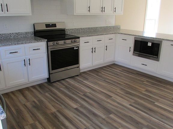 5th image of 121 Village Cir