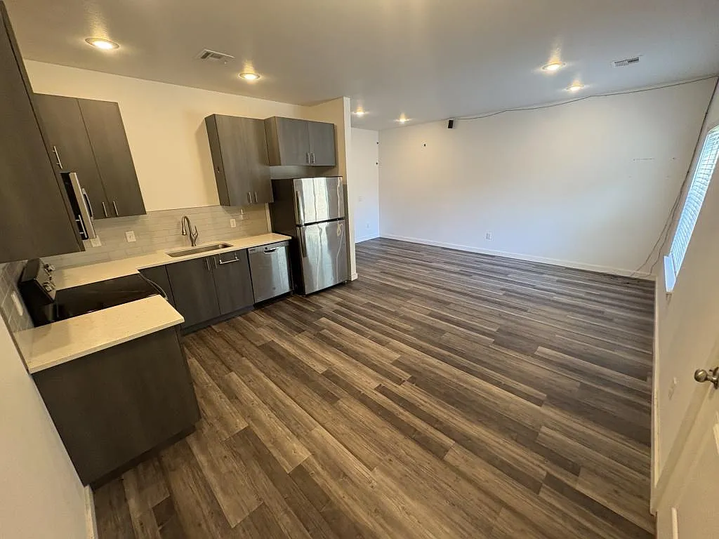 626 N College St — Photo 3