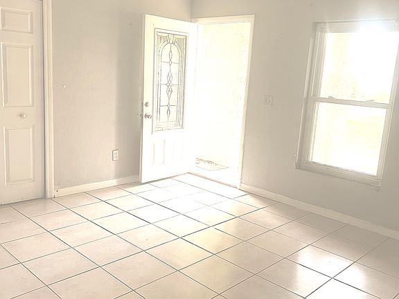 2nd image of 1004 Oakwood Ln