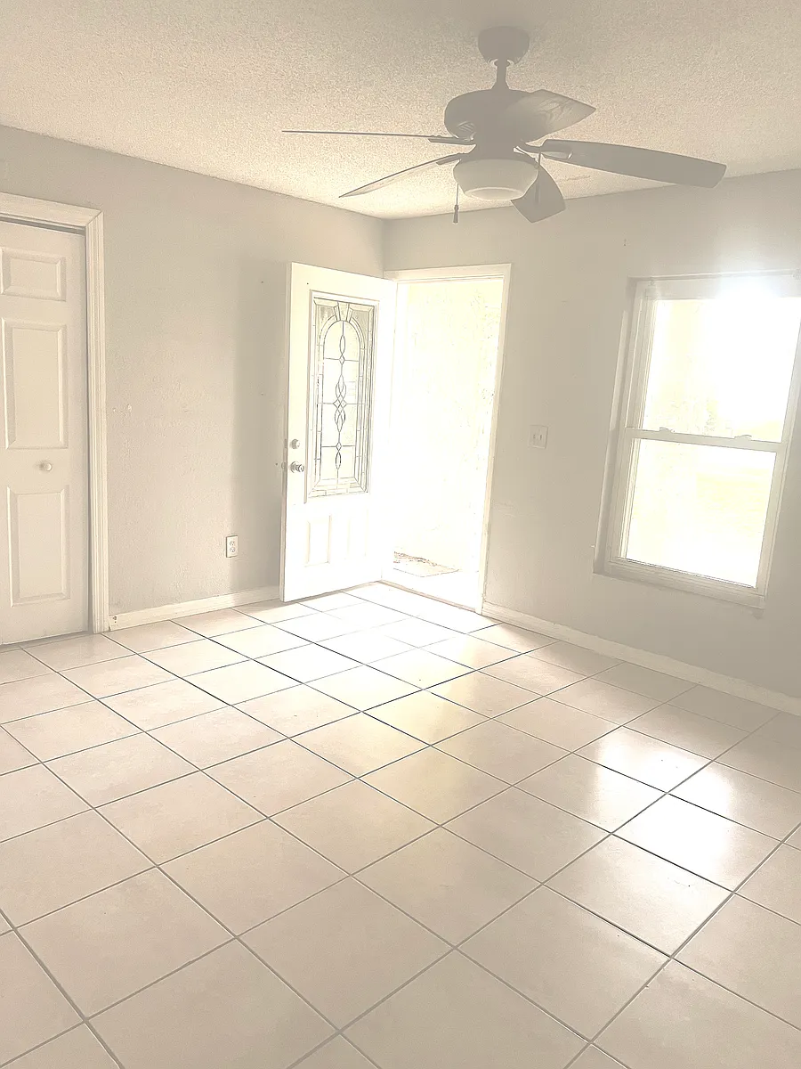 Building Photo - 1004 Oakwood Ln