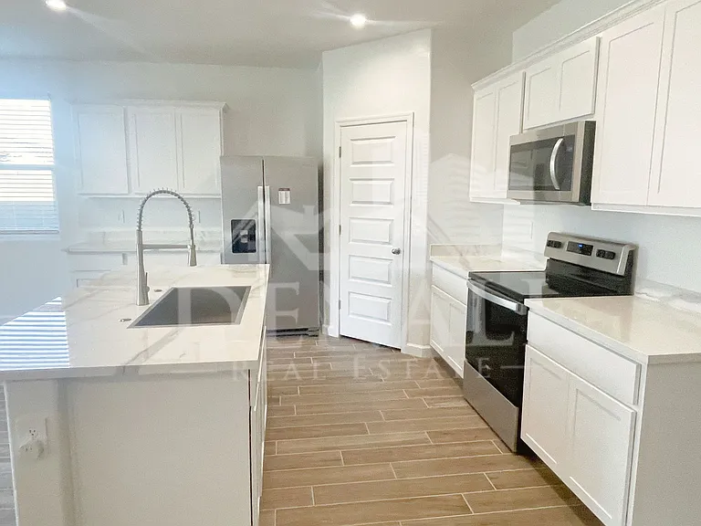 2760 W Stradling Ave — Photo 8