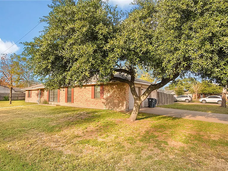 1003 Holik Dr — Photo 1