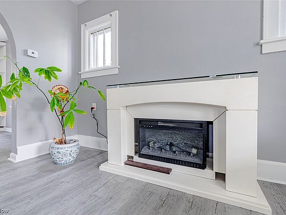 5th image of 222 Longford Ave
