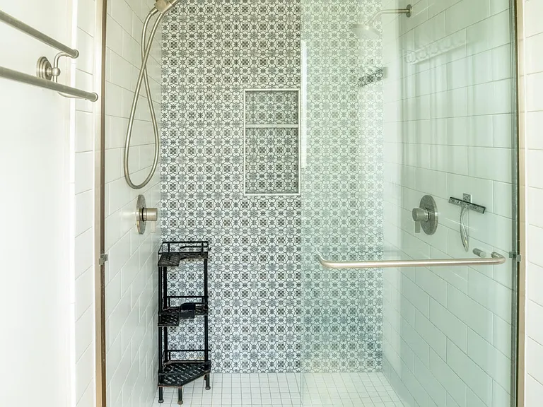 2521 Whitney Ave — Photo 10