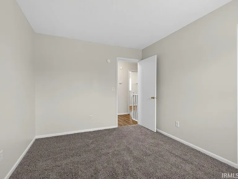 924 E Washington Center Rd — Photo 24