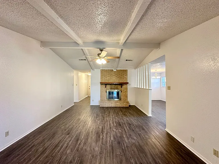 1501 Farhills Dr — Photo 5