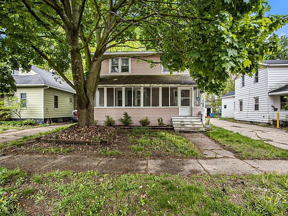 2nd image of 418 Elmwood St NE