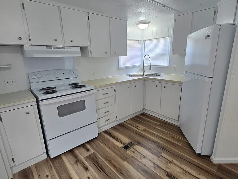 Shamrock Dr — Photo 11