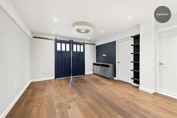 Sold by Triplemint | media 16